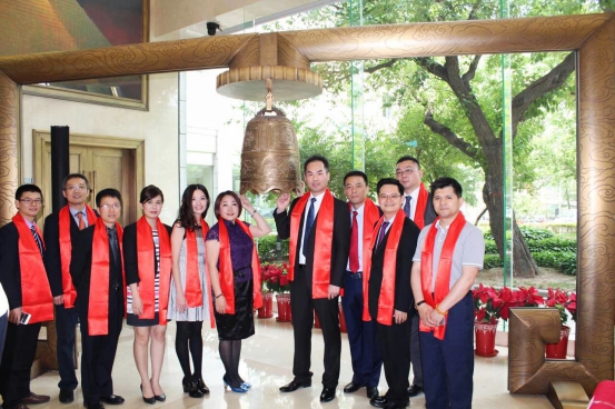 钱柜QG777董事长黄青锋和创始人龙平芳携一干人等合影