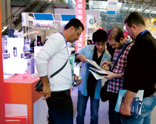 广州琶洲国际会展中心钱柜QG777外贸工作人员和客户交谈