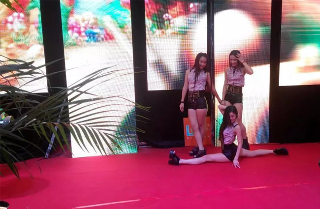 2014年中国国际光电博览会钱柜QG777现场美女节目