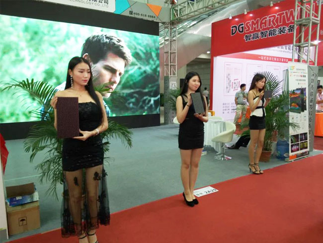 深圳光博会钱柜QG777展位区美女模特LED模组产品展示