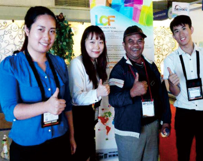 钱柜QG777外贸业务人员与客户朋友合影