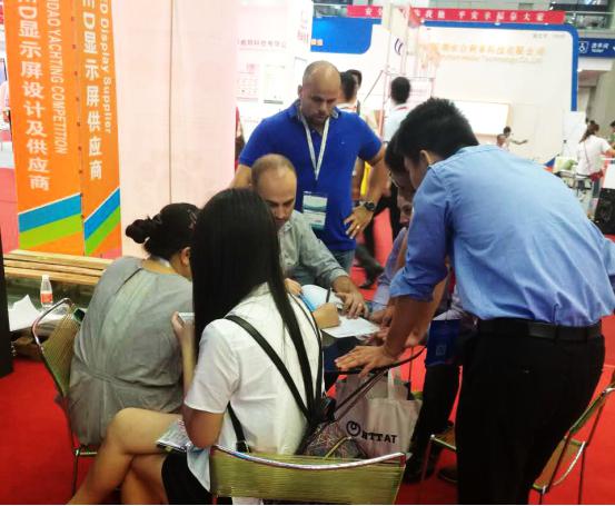 2016年深圳光博会现场钱柜QG777工作人员接待来访朋友客户