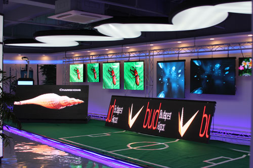 追赶、超越！钱柜QG777小间距LED显示屏渠道量产春天即将来临！