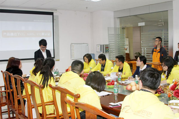 钱柜QG777外贸部经理黄勇强做发言报告