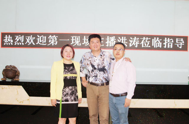 深圳电视台著名主持人宏涛先生和钱柜QG777创始人龙平芳女士及策划部总监钟志军合影