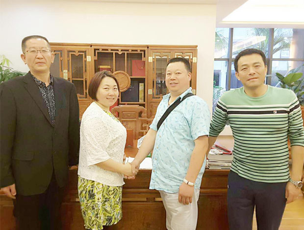 钱柜QG777创始人龙平芳、总经理刘军与Yellow Fire Divat KFT客户合影