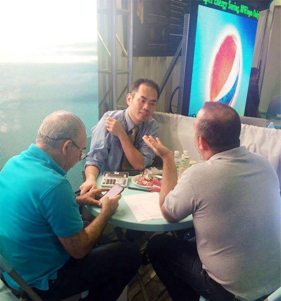 钱柜QG777董事长黄青锋和意向客户在交谈中