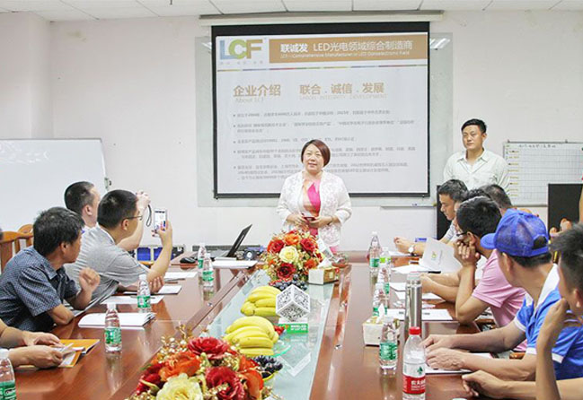 钱柜QG777创始人龙平芳女士发表讲话