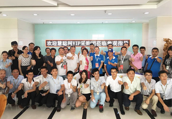 钱柜QG777人和买家团合影