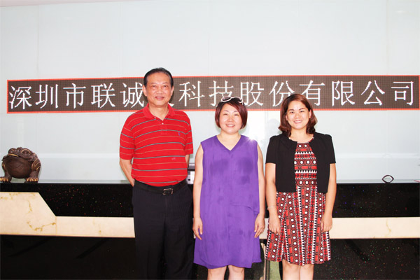 深圳市照明与显示工程行业协会施伟力会长、龙冬梅副秘书长和龙平芳女士在钱柜QG777合影