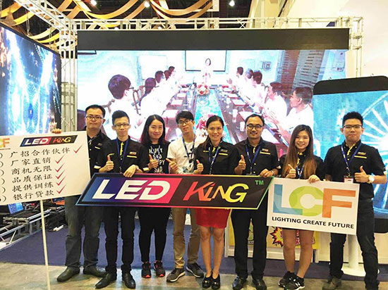 钱柜QG777与BANNERKING SDN.BHD工作人员合影