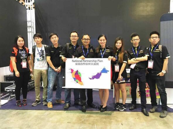 钱柜QG777与BANNERKING SDN.BHD工作人员合影