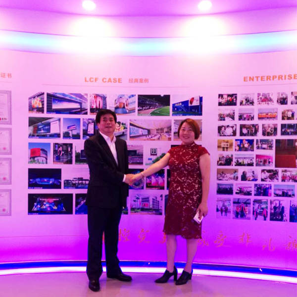 LED显示屏厂家钱柜QG777 创世人龙平芳女士和承德市商务局高俊虎局长