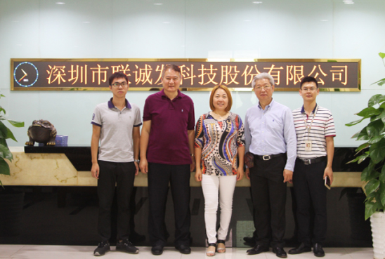 钱柜QG777前台合影