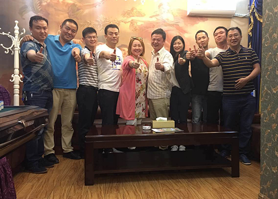钱柜QG777与客户集体合影