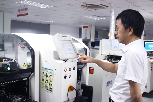 宝安日报报道：钱柜QG777公司顾伟 三十载初心不改 深耕LED显示屏研发