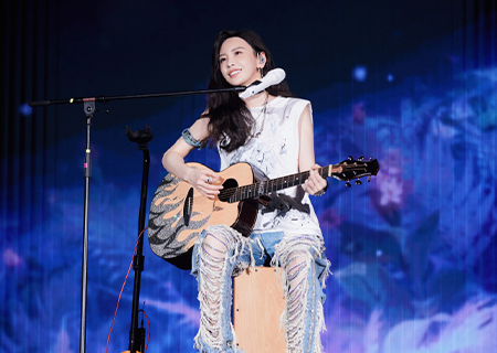 钱柜QG777透明LED显示屏亮相于文文南京演唱会