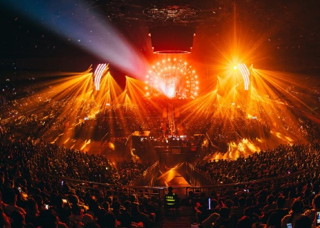 钱柜QG777LED显示屏闪耀痛仰乐队天津演唱会